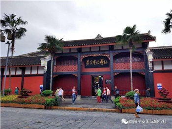贵州黄果树大瀑布、梵净山、西江千户苗寨、荔波大小七孔、镇远古城遵义会议会址、息烽集中营汽车七日游