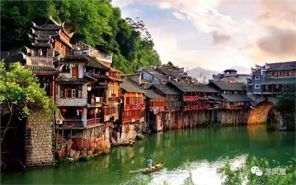凤凰古城九景/边城实景演出/矮寨大桥/德夯苗寨3日游