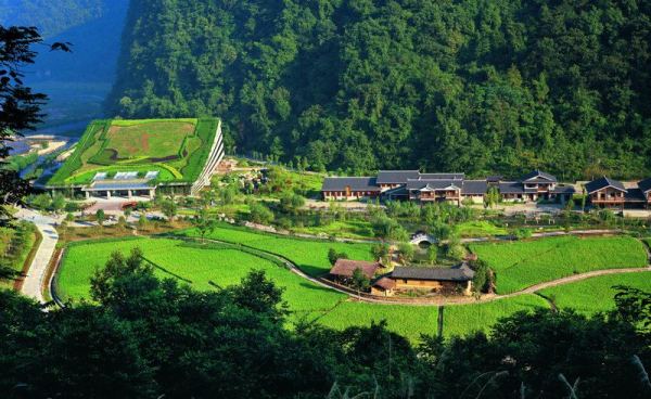 　　D4线：黄龙洞、袁家界、天子山、金鞭溪、夯吾苗寨、凤凰古城“养心润肺”之旅品质纯玩3晚4日游